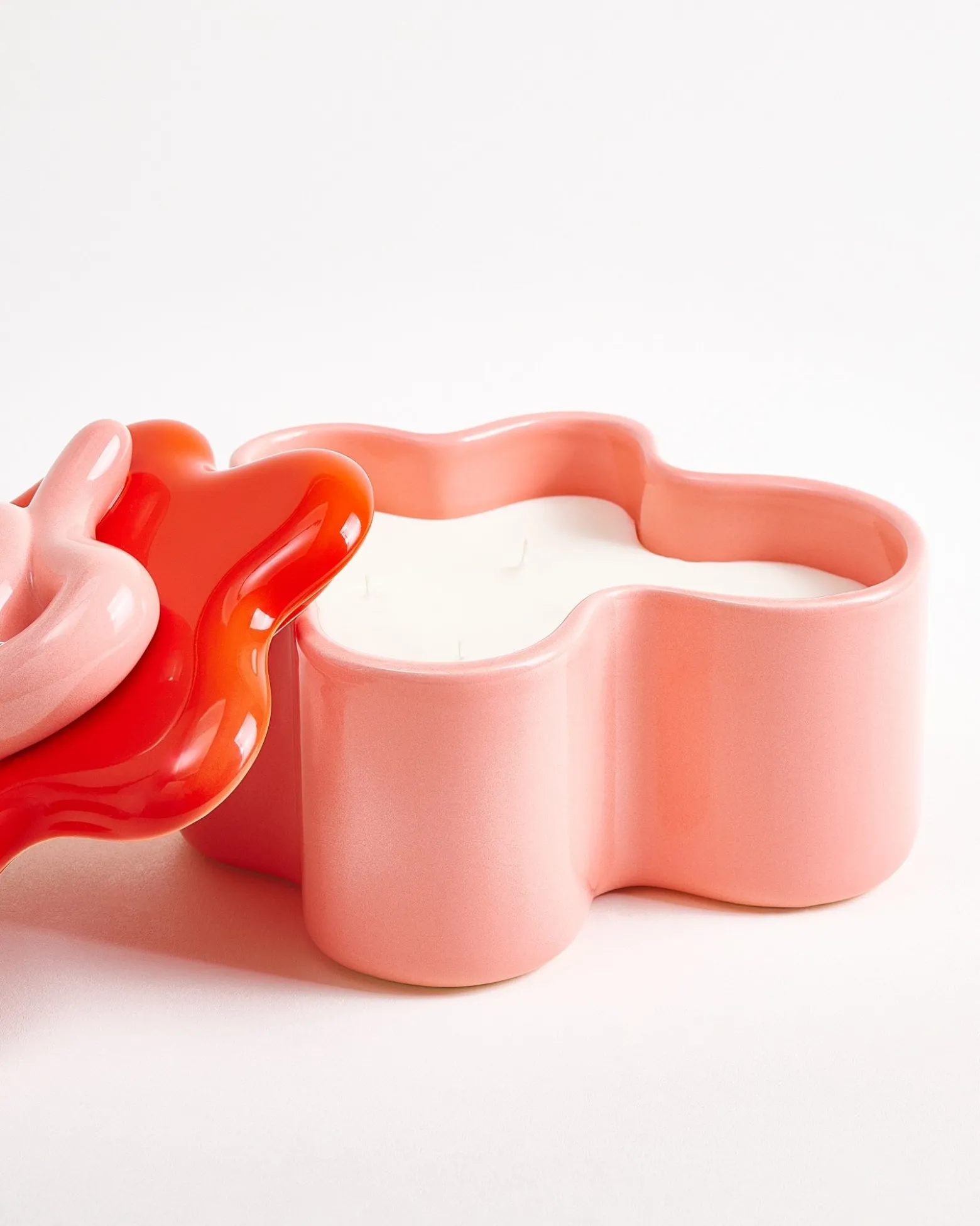 MaM x Ju Schnee Viparita scented candle "Tonka Blush" pink red
