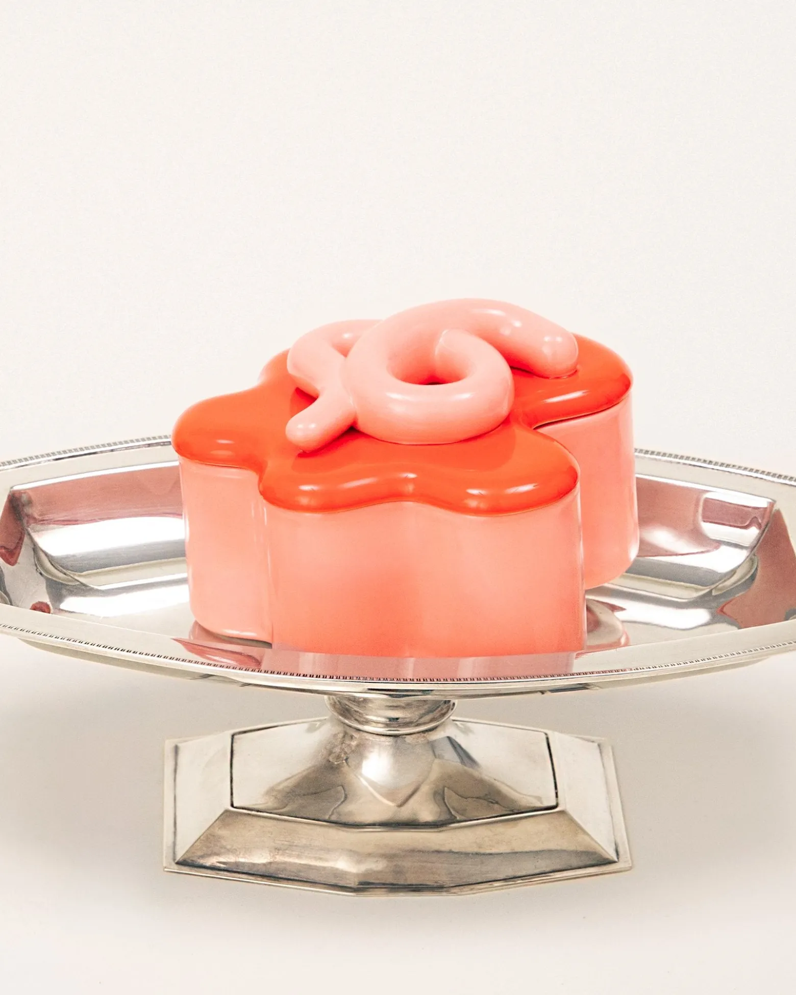 MaM x Ju Schnee Viparita scented candle "Tonka Blush" pink red